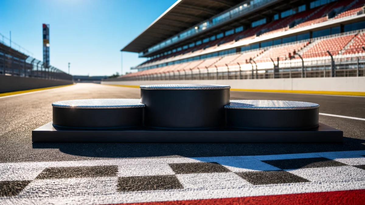 Prispallen på en formel 1-bana med tre tomma pallplatser och läktare i bakgrunden.